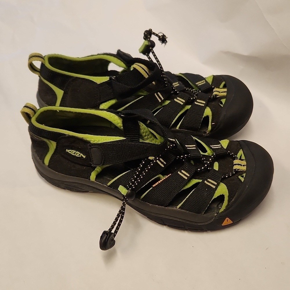 Keen Shoes Size 5 Green Black sandles 1 lace cut on left show see pic